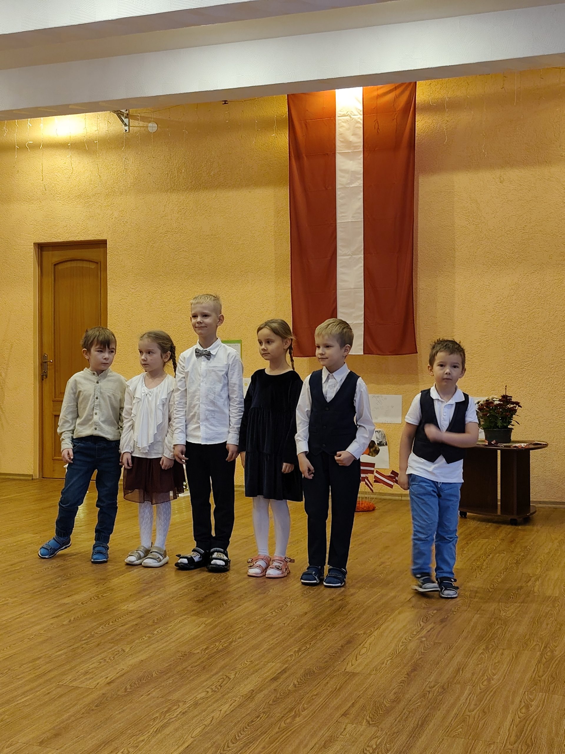 You are currently viewing “Lācēnu” grupiņa Ģikšos neaizmirsa par Latvijas dzimšanas dienu.