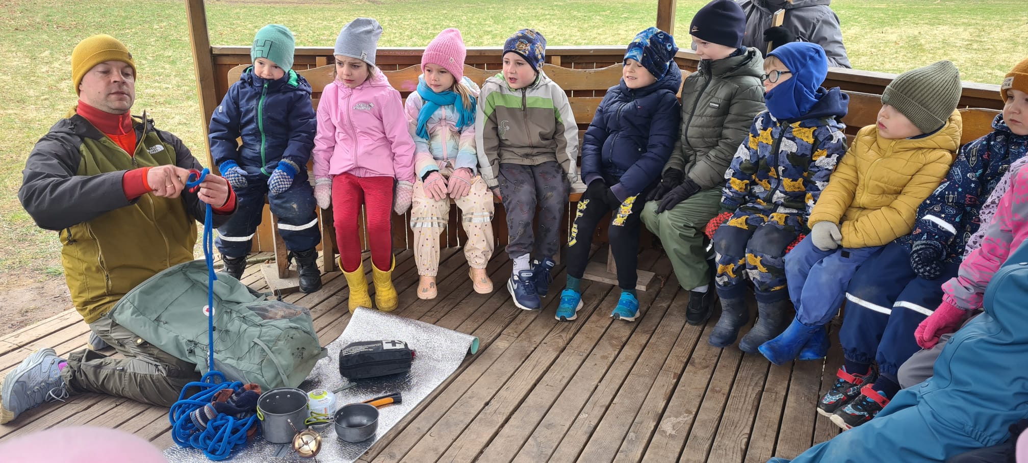 Read more about the article Dodamies dabā! Kas nepieciešams, 🏕️lai justos droši mežā?